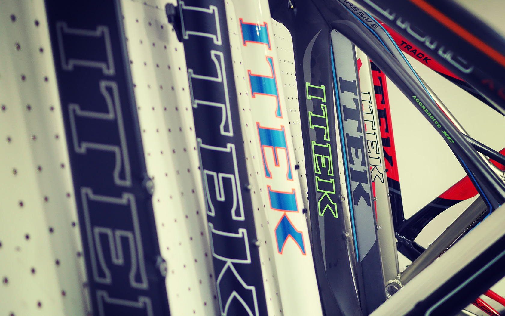 Itek Colour Graphics ITEK - The Pursuit of Best Bike Frames.